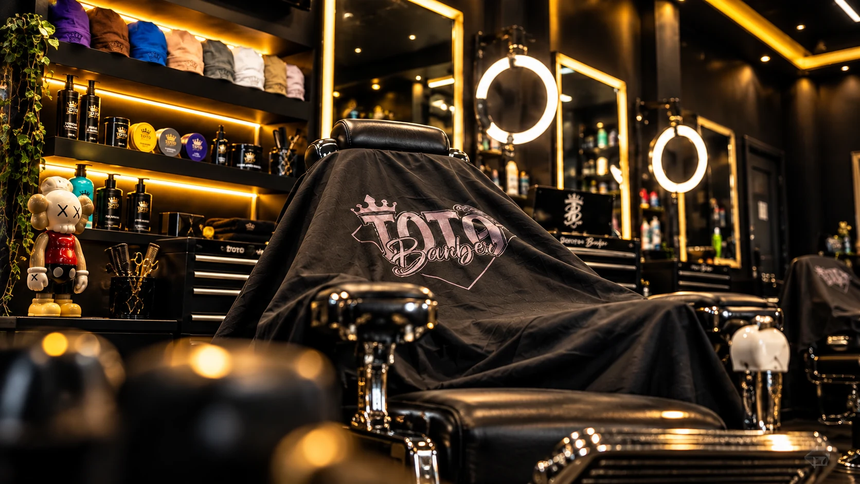 Univers visuel de Toto’Barber, fauteuil et miroirs lumineux